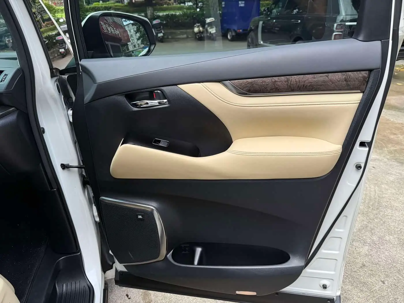 Toyota Alphard 2022 — Photo 12/18