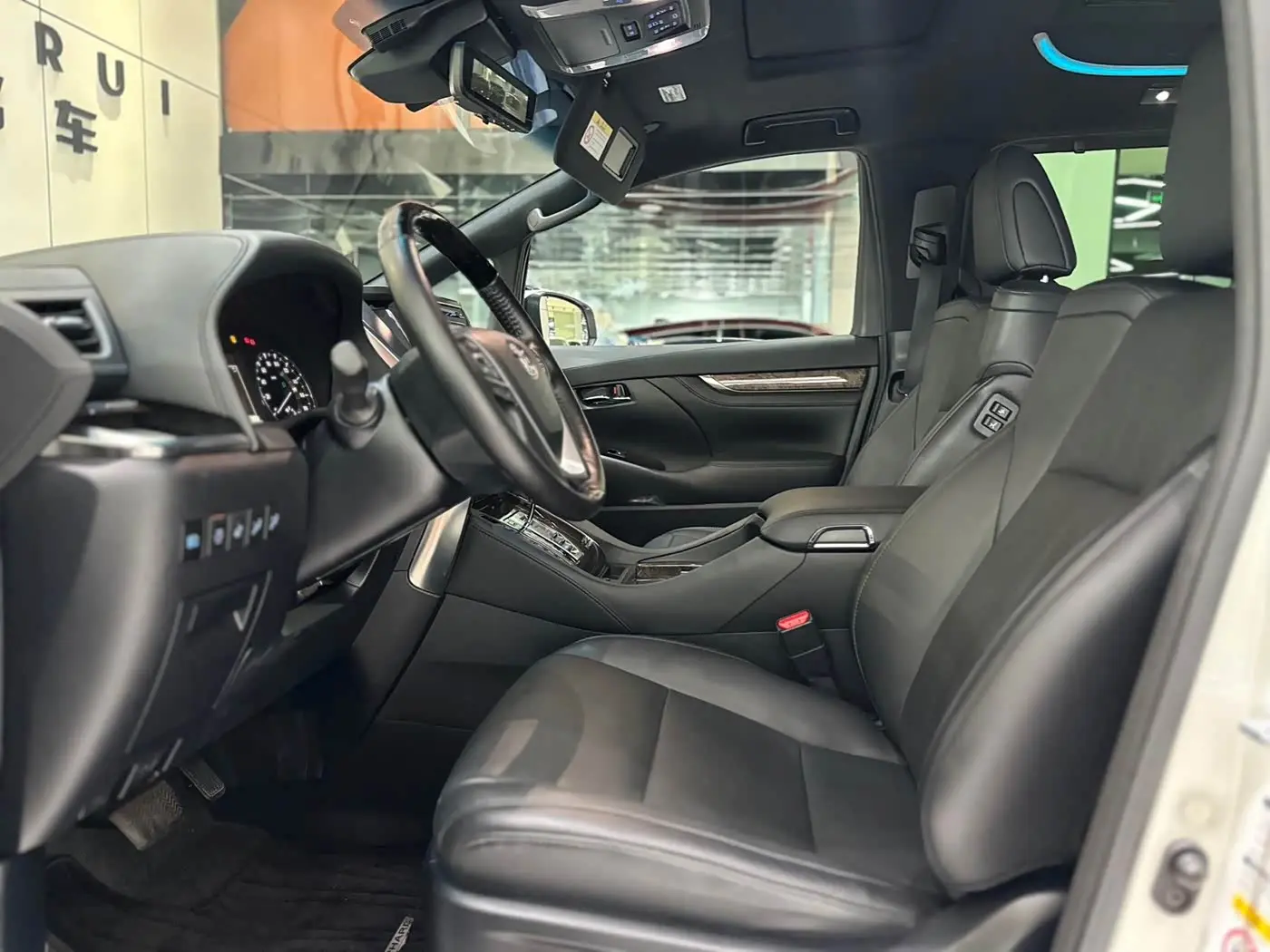 Toyota Alphard 2019 — Photo 10/13