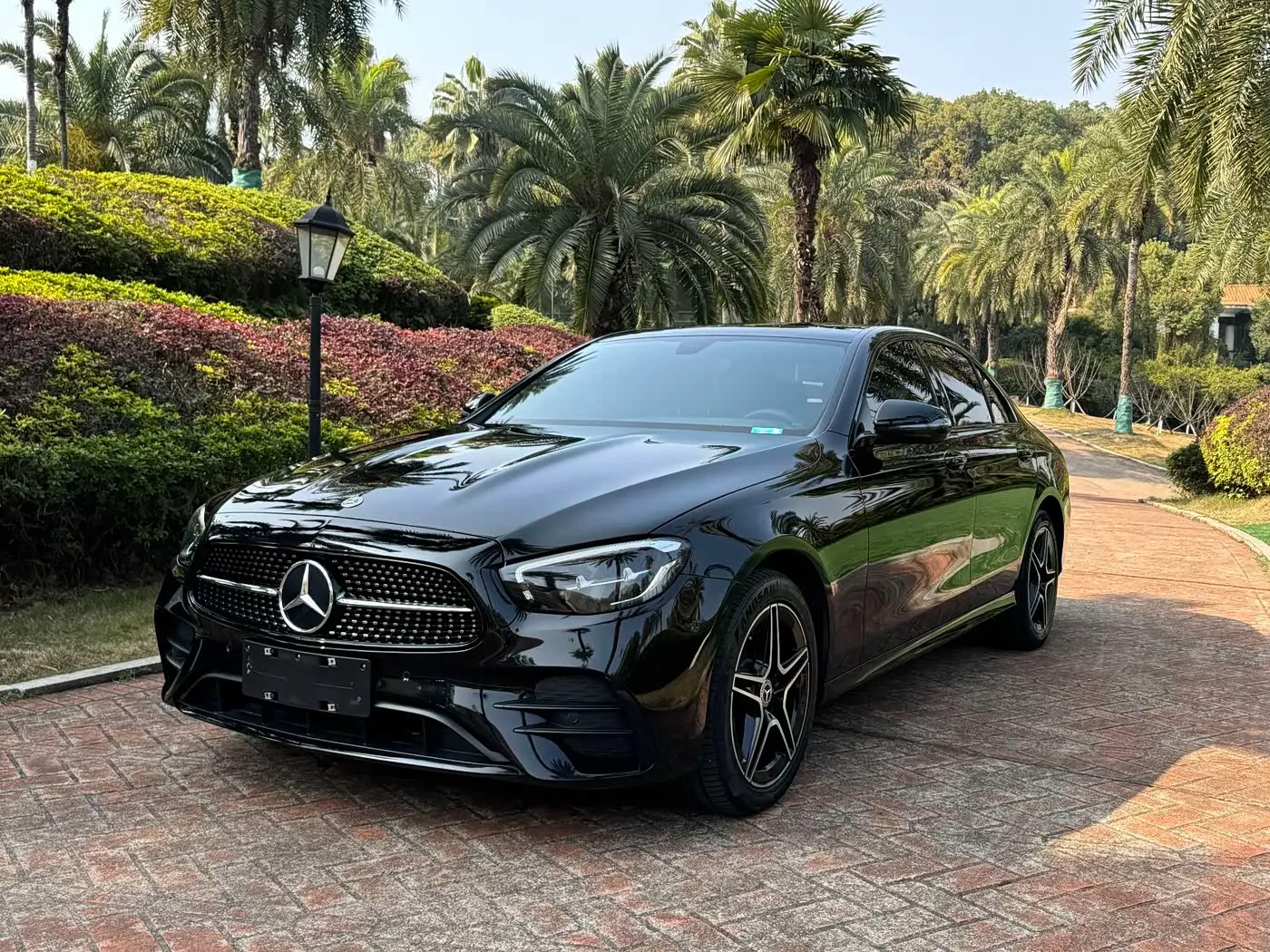 Mercedes-Benz E-Class 2022 — Photo 1/10