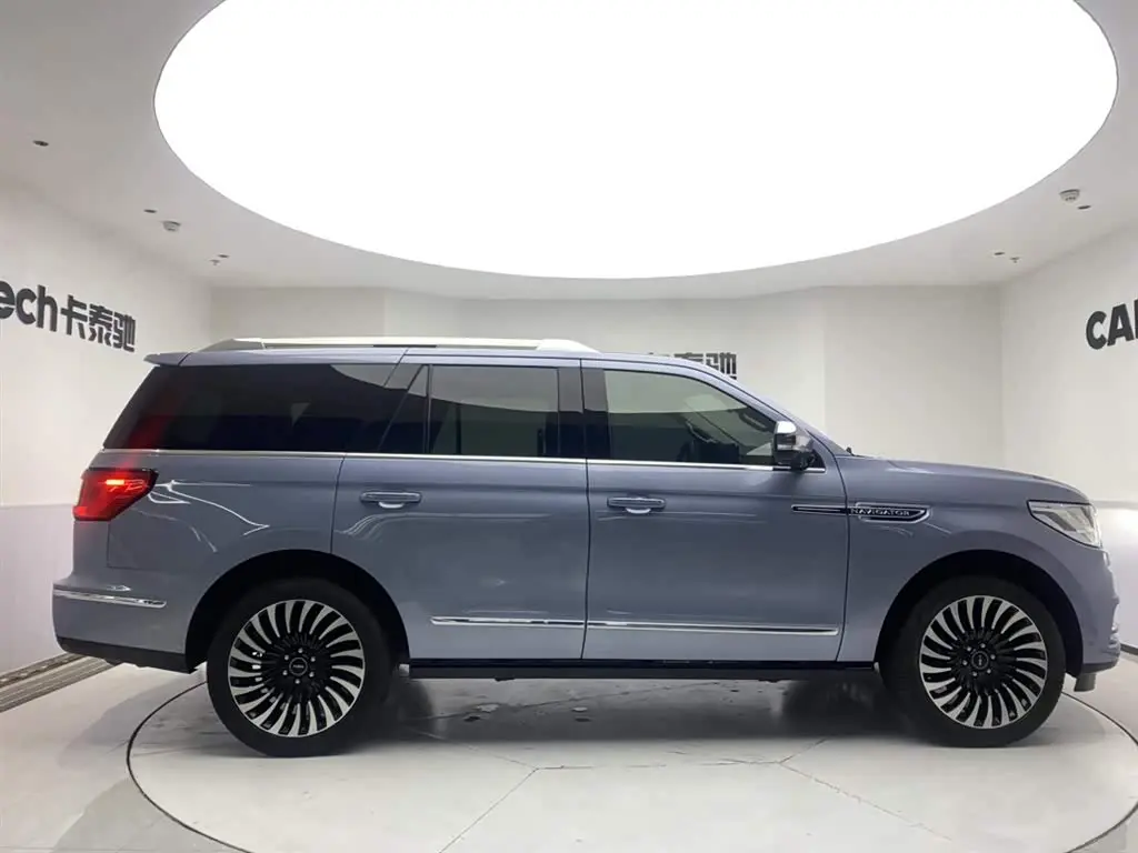 Lincoln Navigator 2023 — Photo 4/20