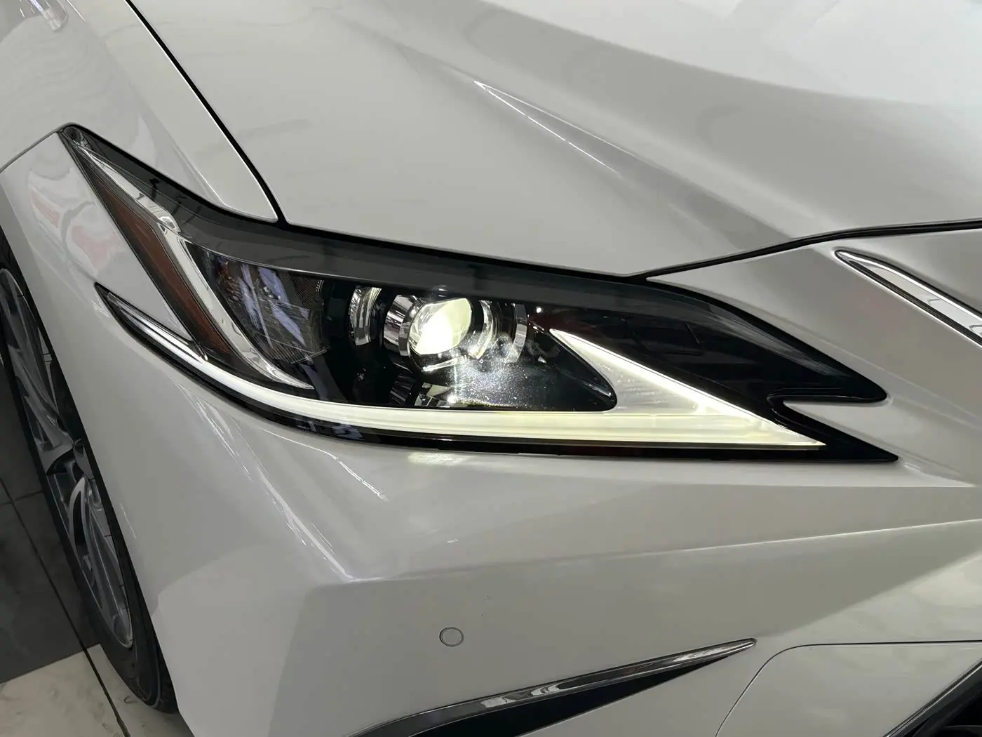 Lexus ES 2023 — Photo 17/20