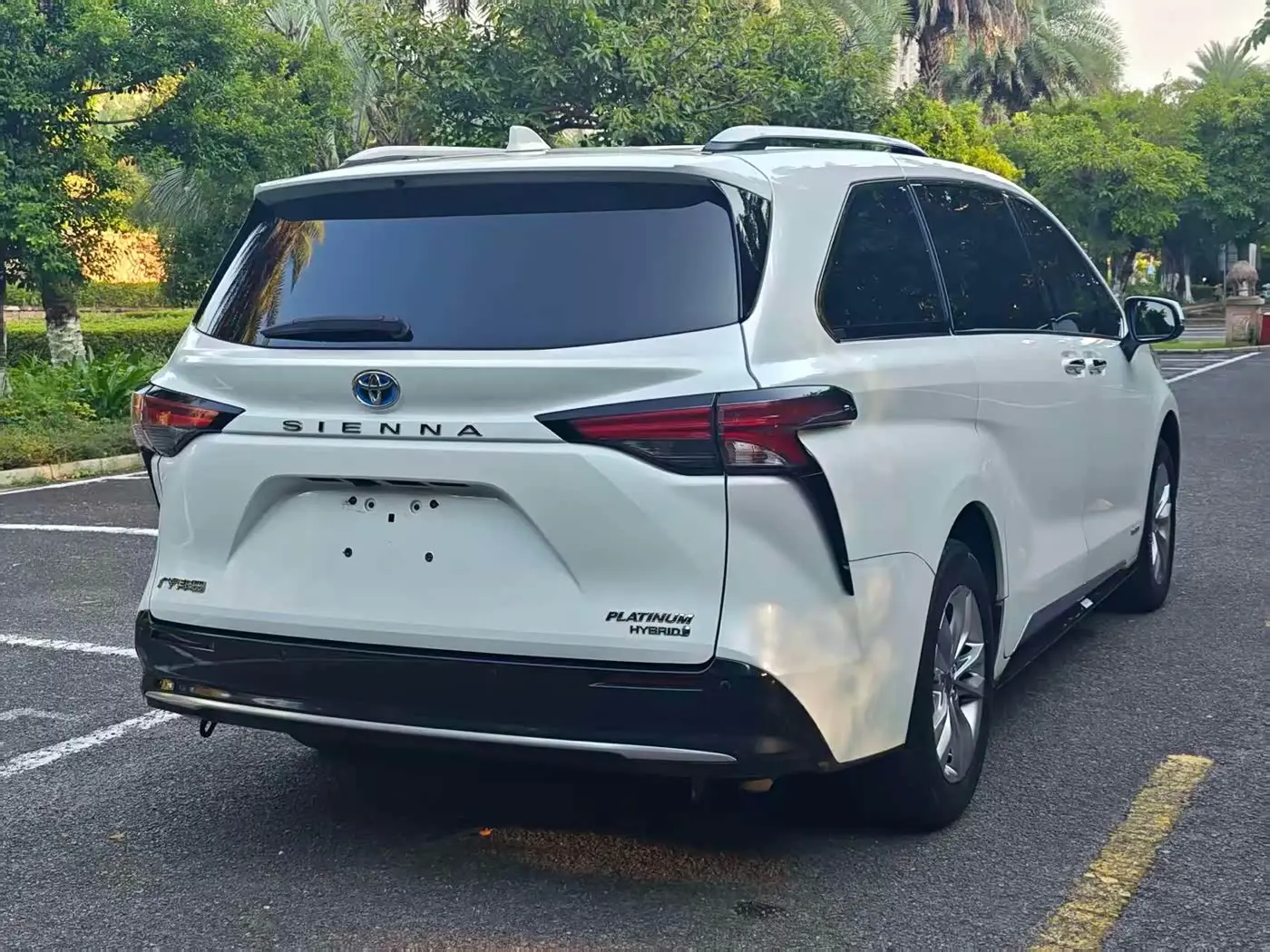 Toyota Sienna 2022 — Фото 7/16