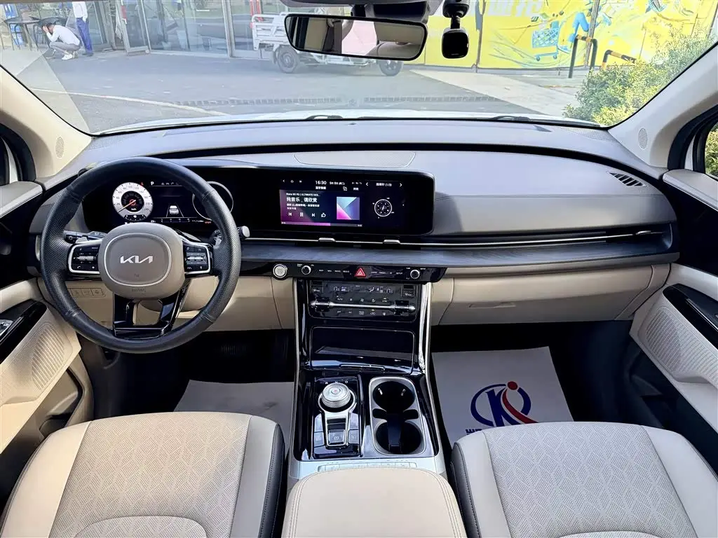 Kia Carnival 2022 — Photo 8/14