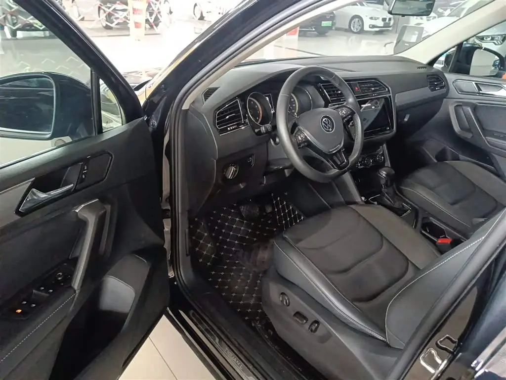 Volkswagen Tiguan L 2021 — Photo 16/20