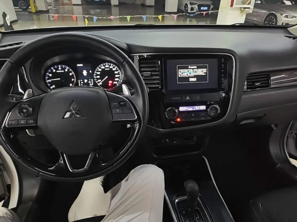 Mitsubishi Outlander 2021 — Şəkil 10/20