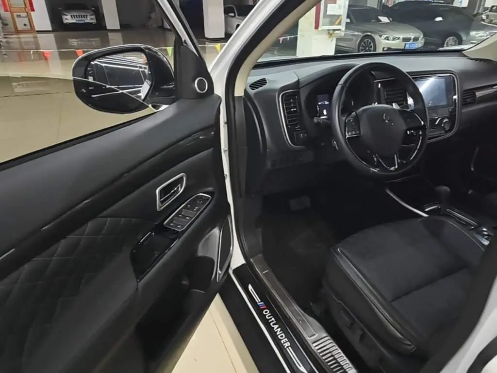 Mitsubishi Outlander 2021 — Şəkil 15/20