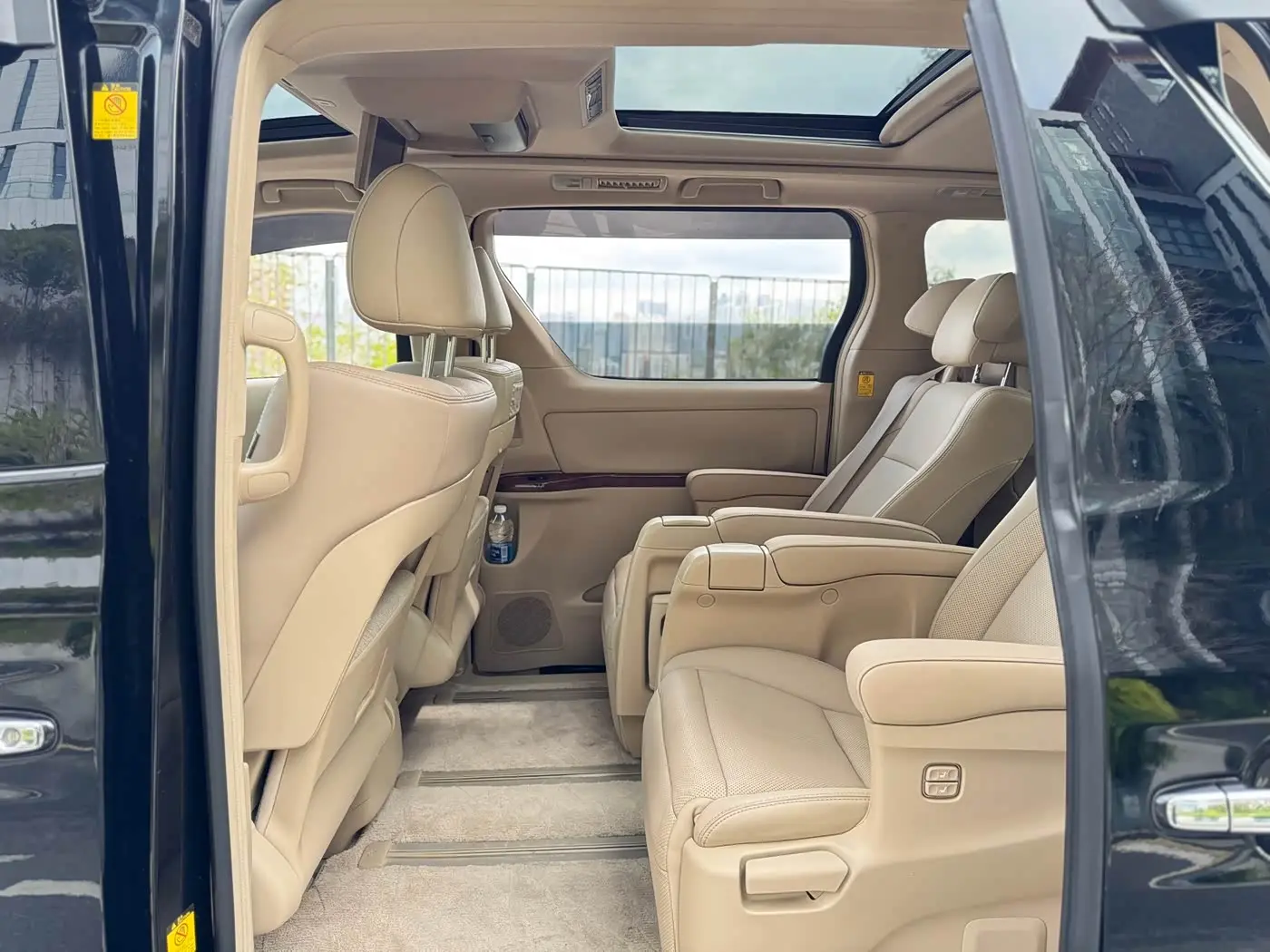 Toyota Alphard 2011 — Photo 14/20