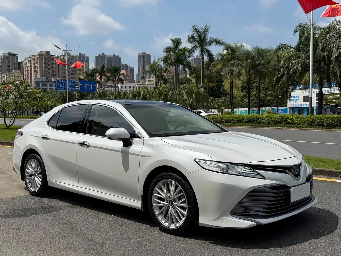 Toyota Camry 2021 — Фото 3/20