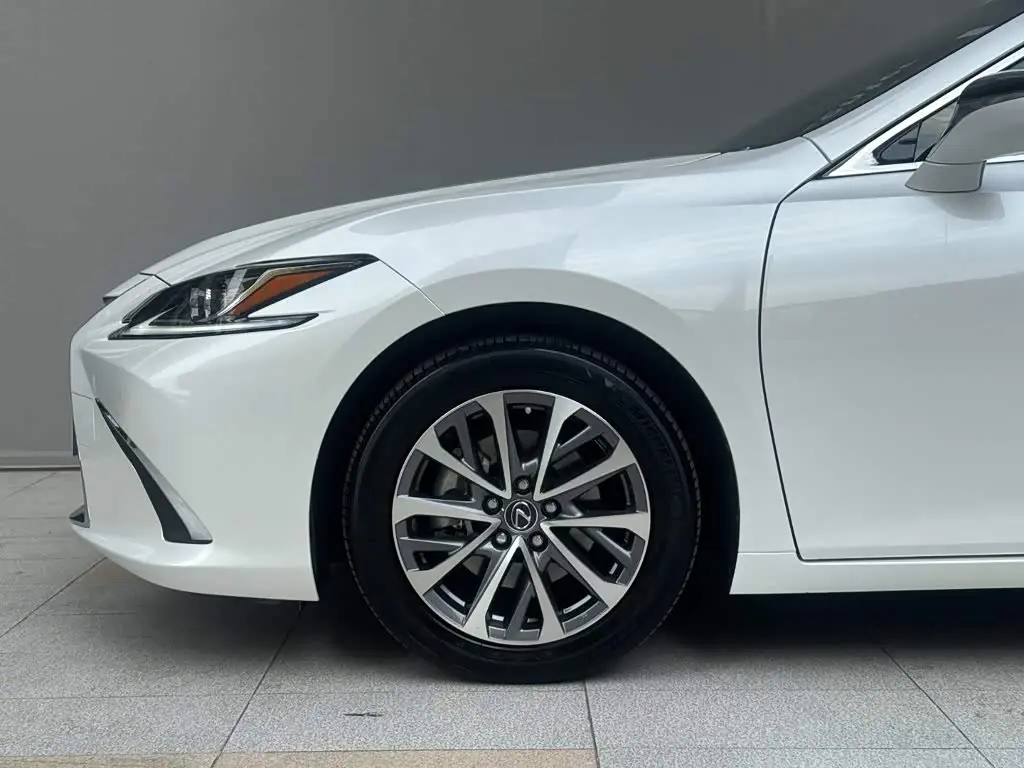Lexus ES 2023 — Photo 5/14