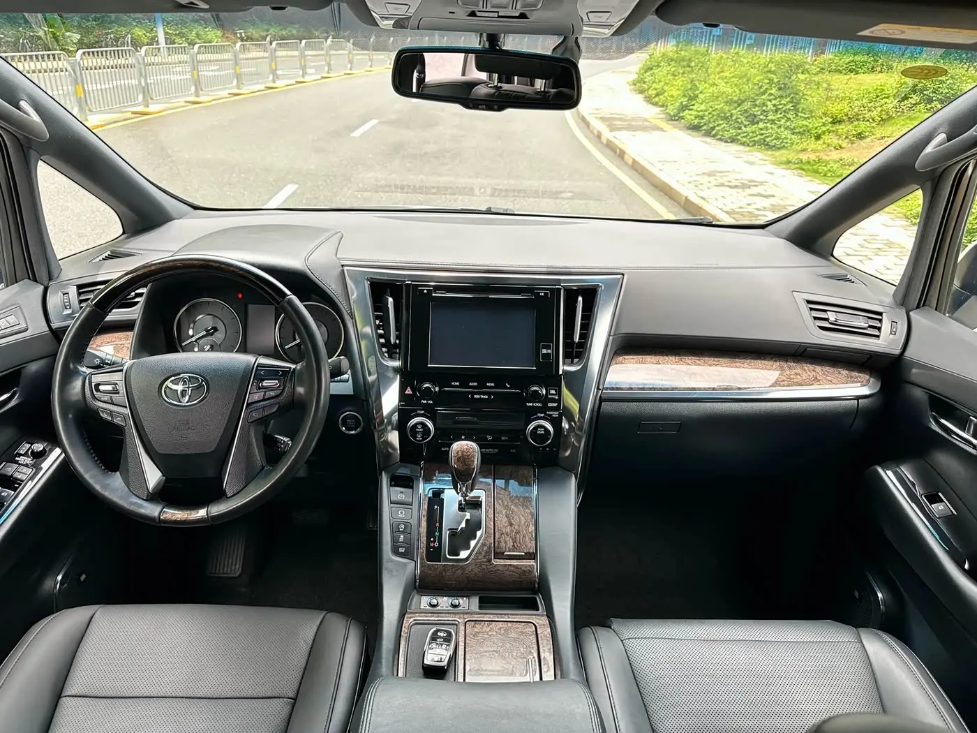 Toyota Alphard 2019 — Photo 14/20