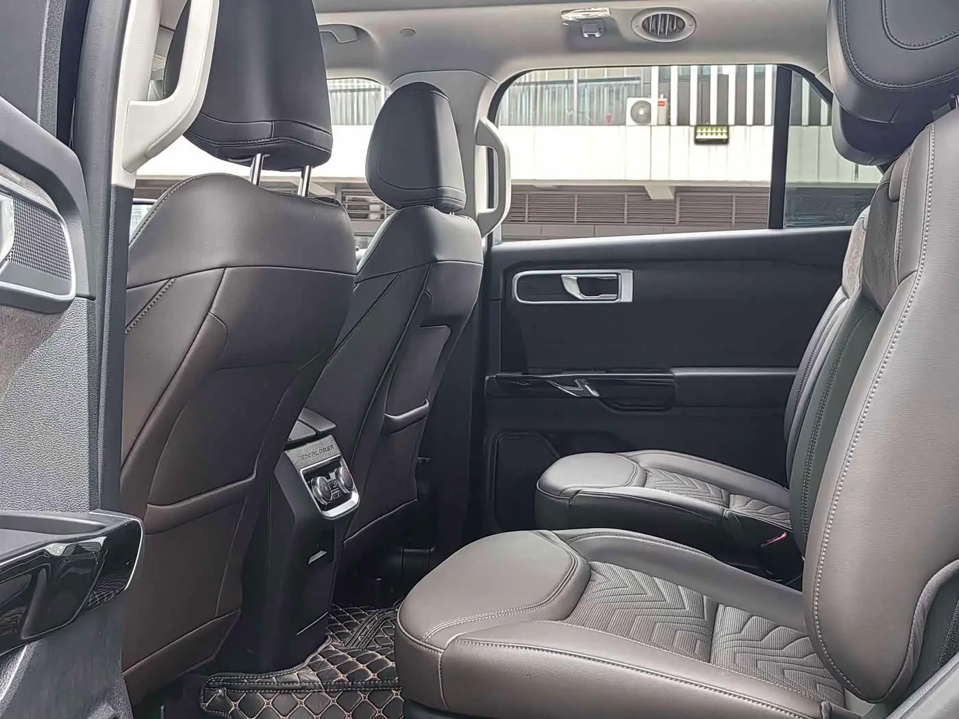 Ford Explorer 2025 — Фото 11/20