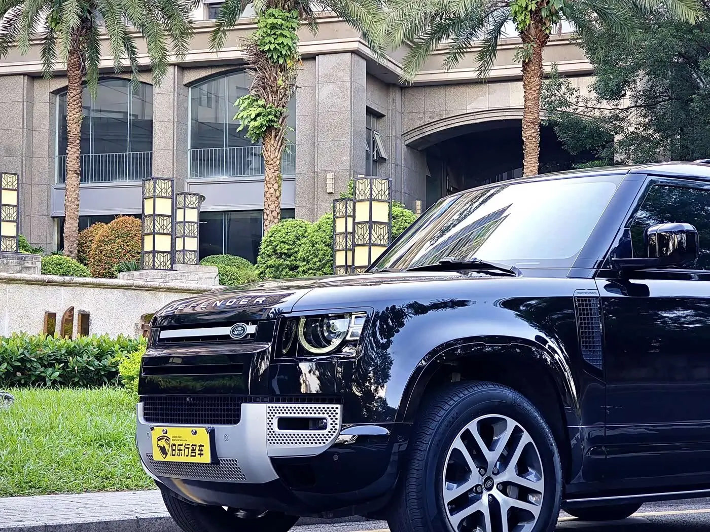 Land Rover Defender 2023 — Photo 2/20