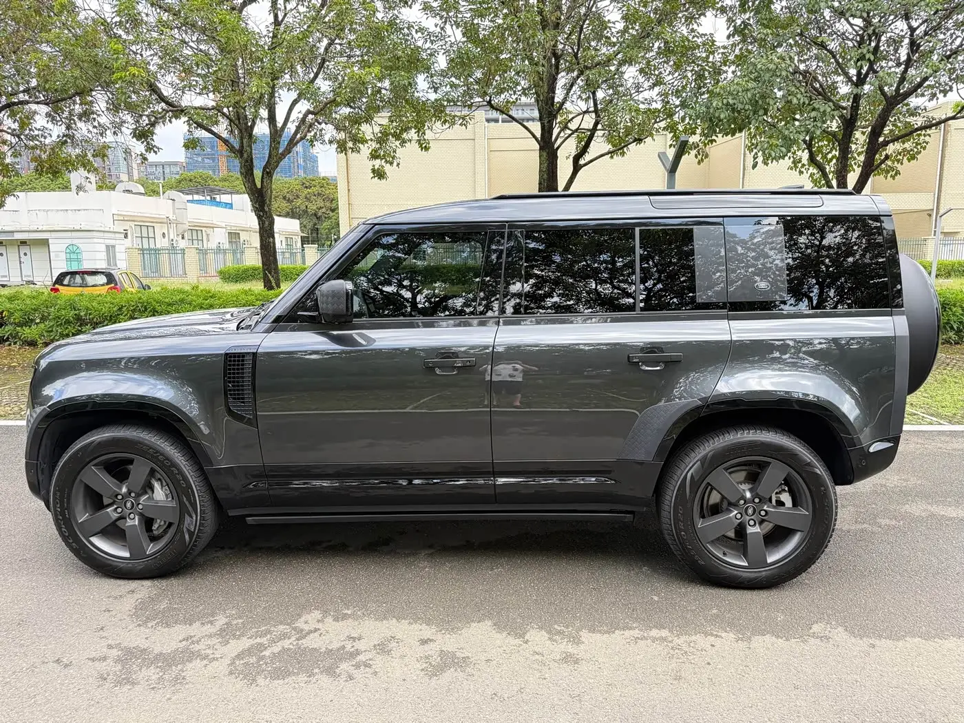 Land Rover Defender 2023 — Photo 7/18