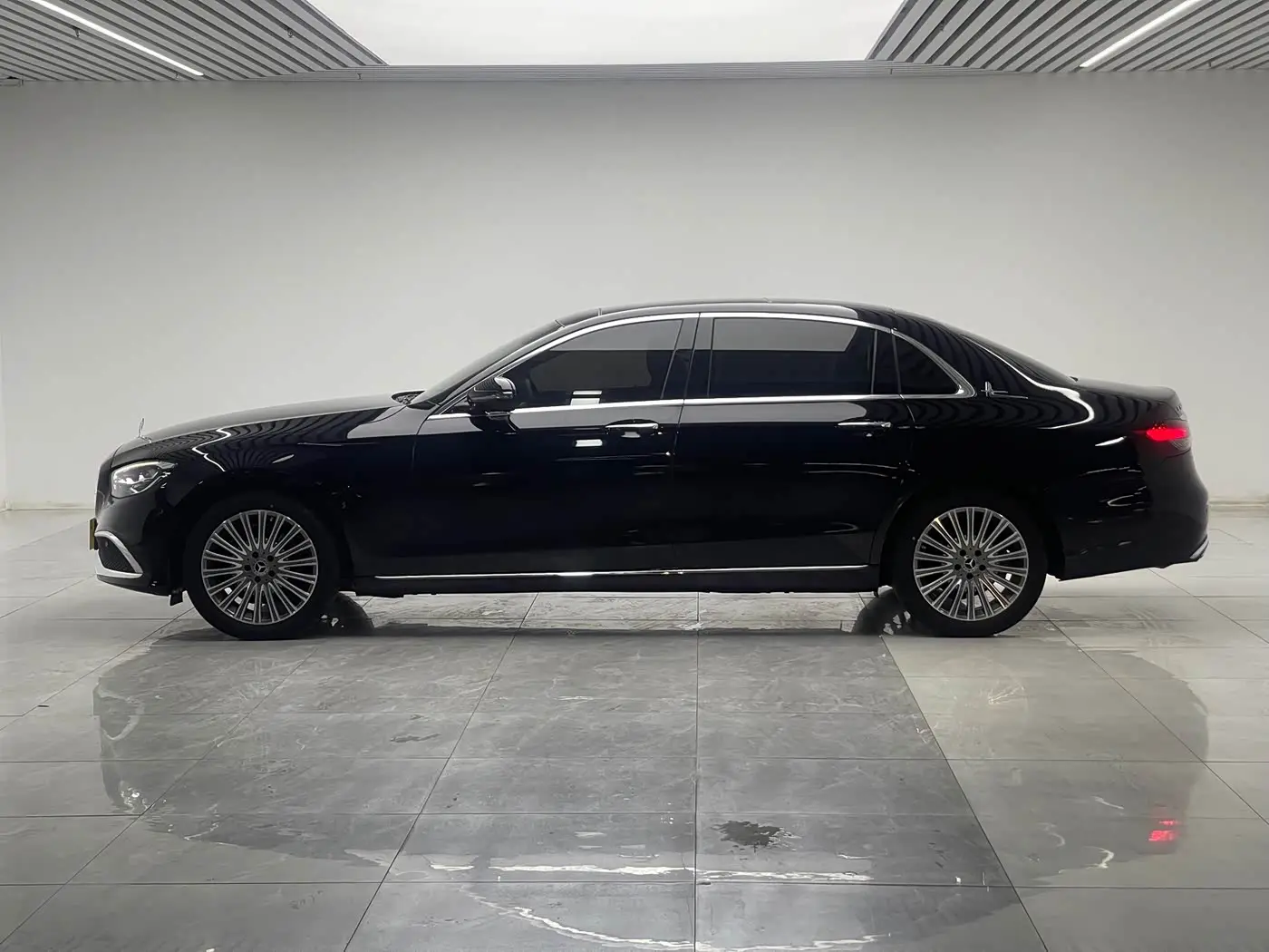 Mercedes-Benz E-Class 2023 — Photo 7/20
