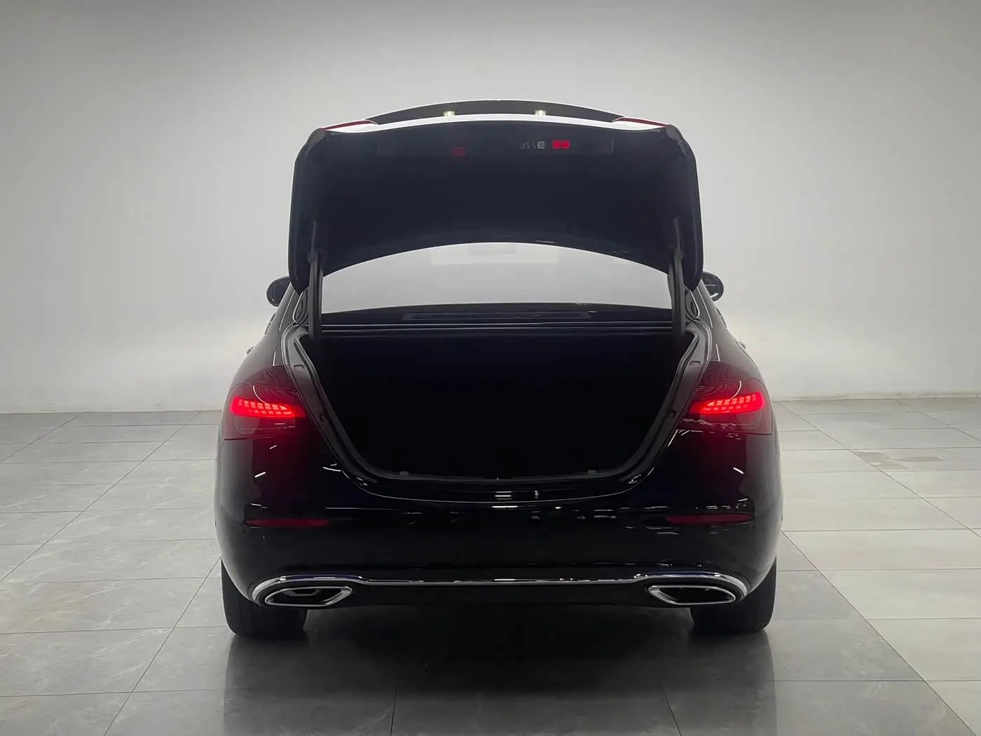 Mercedes-Benz E-Class 2023 — Photo 10/20