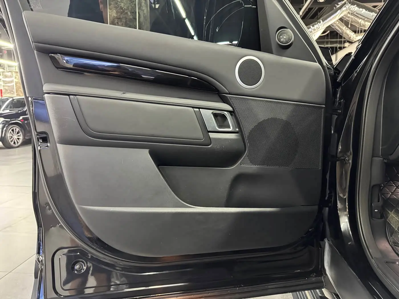 Land Rover Discovery 2020 — Photo 6/15