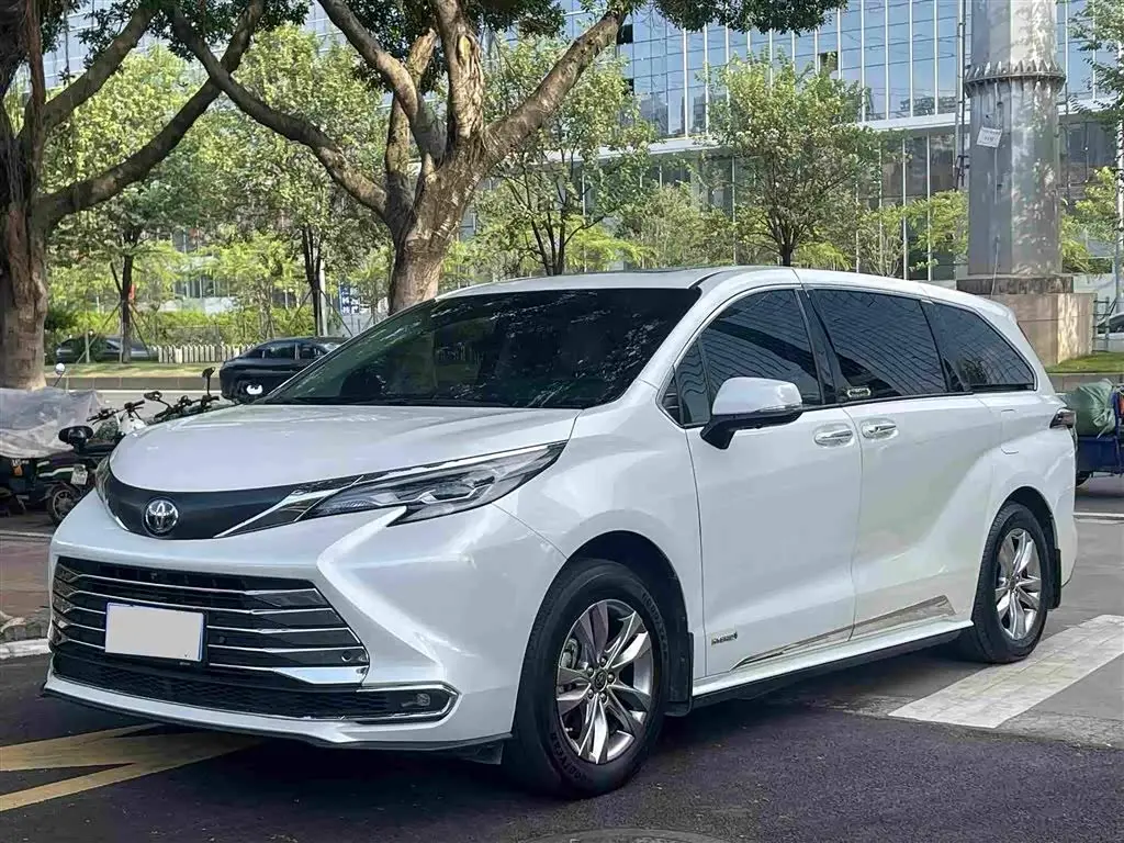 Toyota Sienna 2023 — Фото 1/20