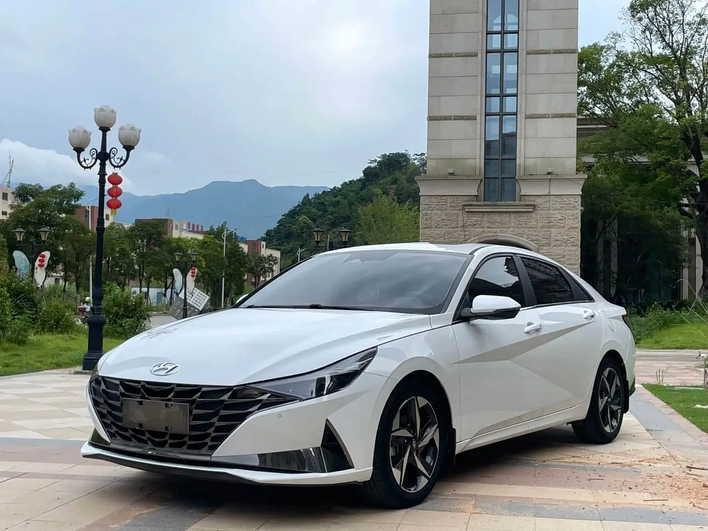 Hyundai Elantra 2022 — Фото 1/12