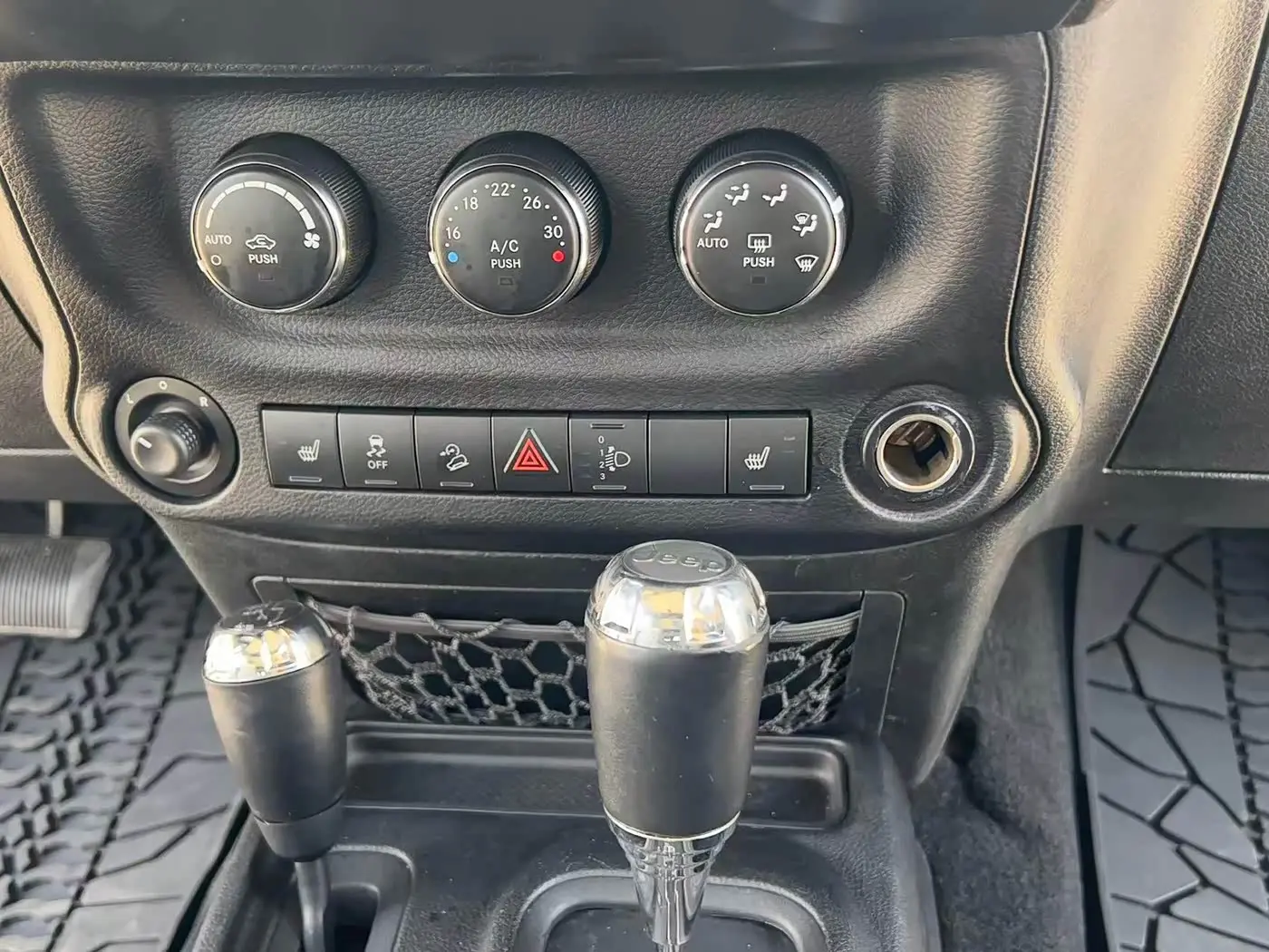 Jeep Wrangler 2012 — Şəkil 8/13