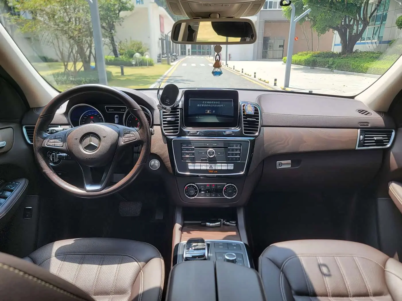 Mercedes-Benz GLE 2016 — Photo 11/15
