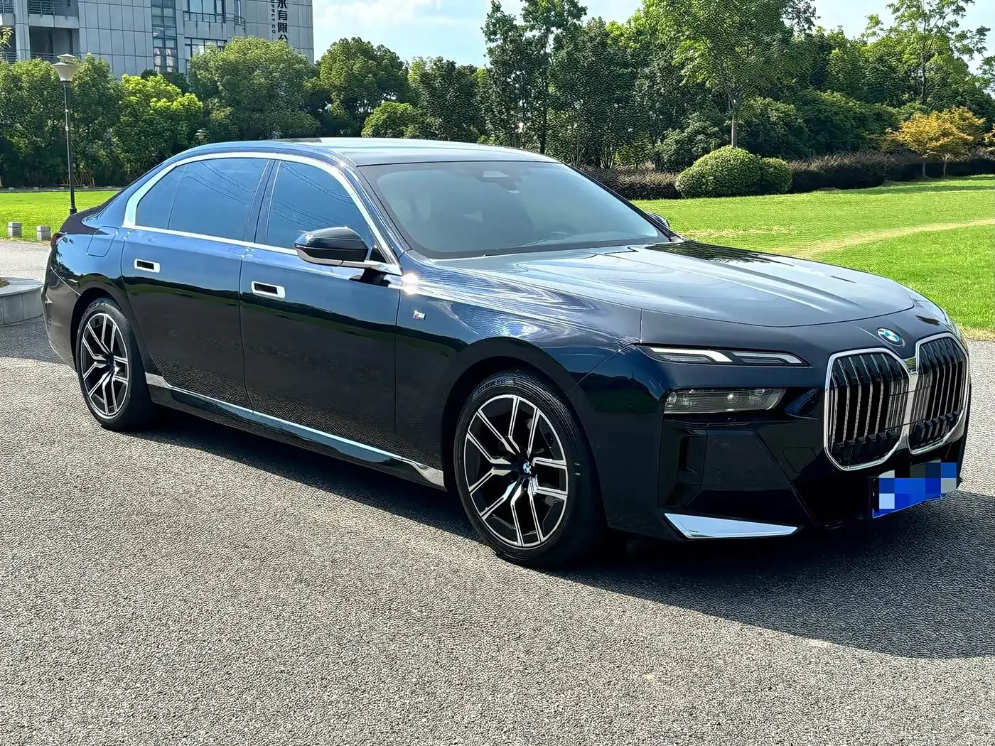 BMW 7 Series 2023 — Photo 2/17