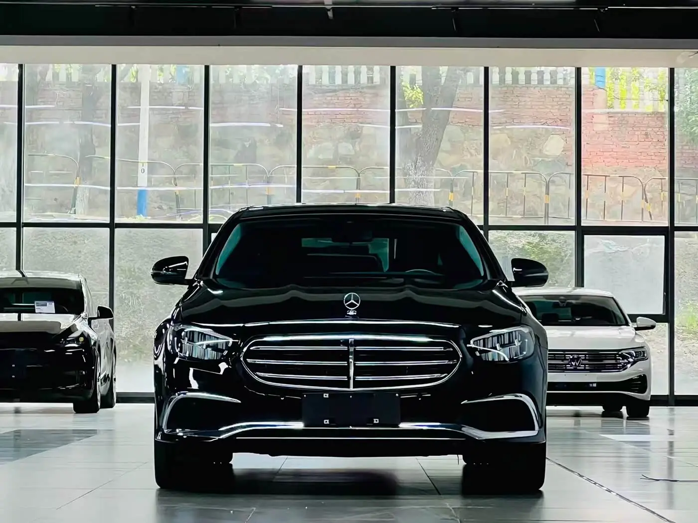 Mercedes-Benz E-Class 2021 — Photo 3/9