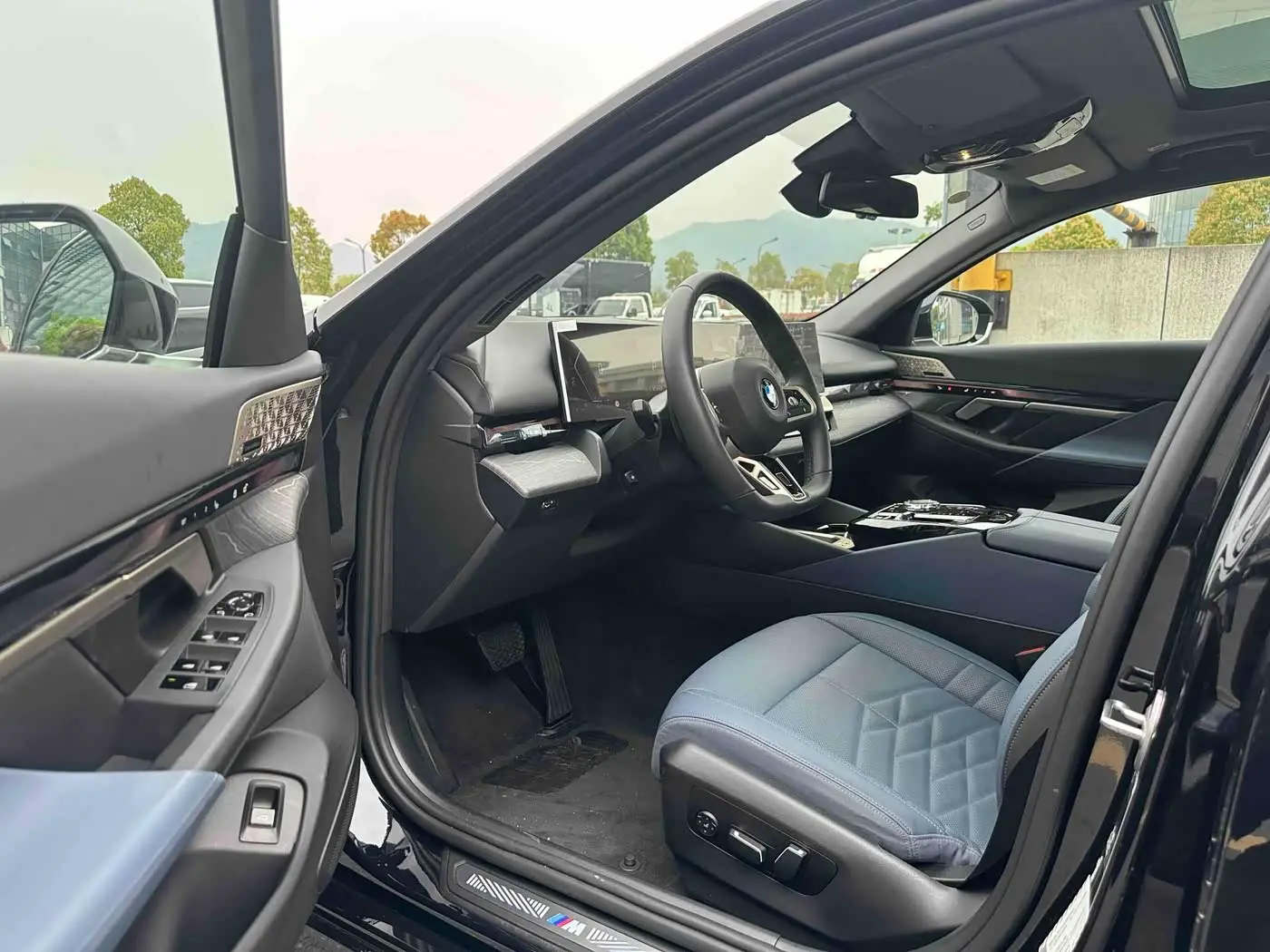 BMW 5 Series 2025 — Photo 9/18