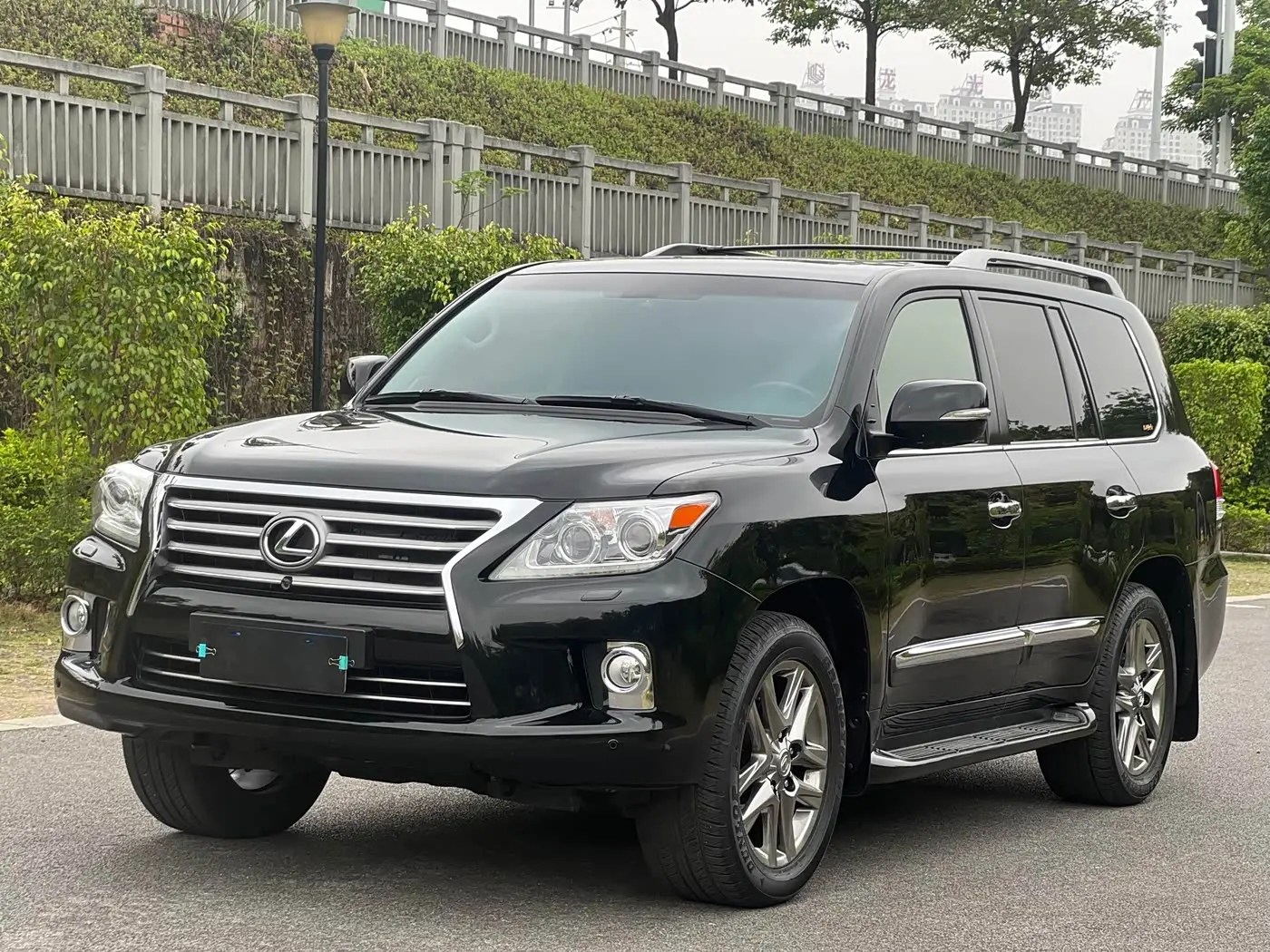 Lexus LX 2013 — Photo 1/20