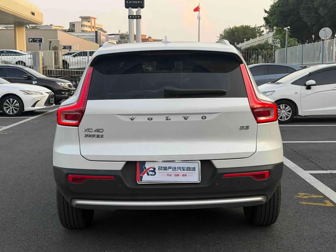 Volvo XC40 2023 — Фото 8/18