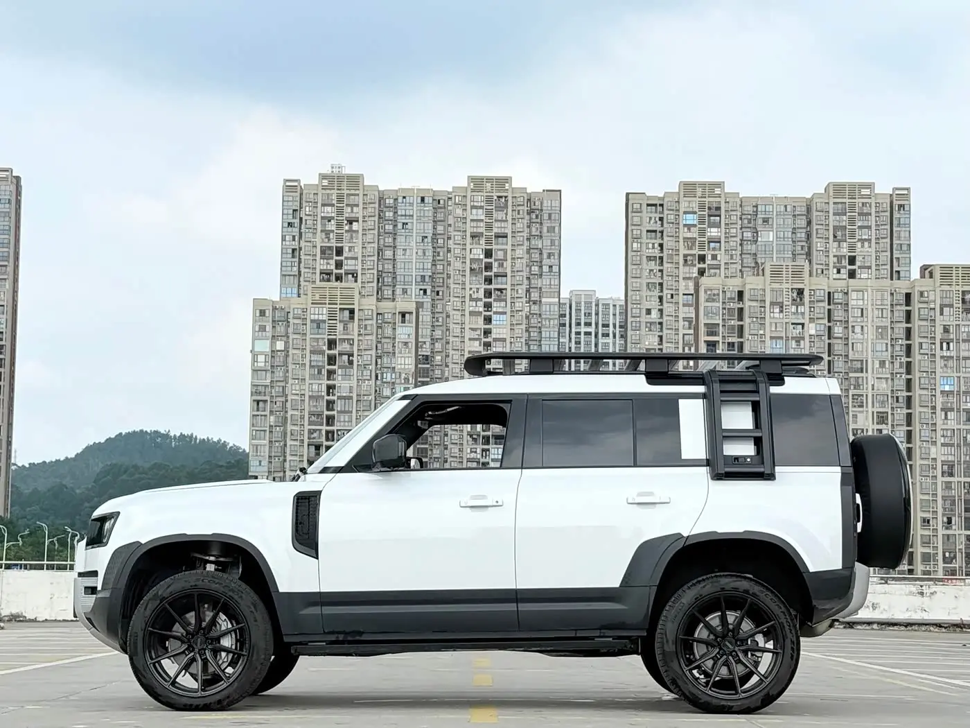 Land Rover Defender 2025 — Фото 12/18
