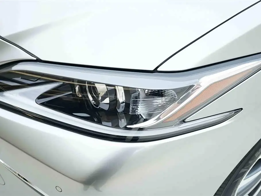Lexus ES 2021 — Photo 15/20