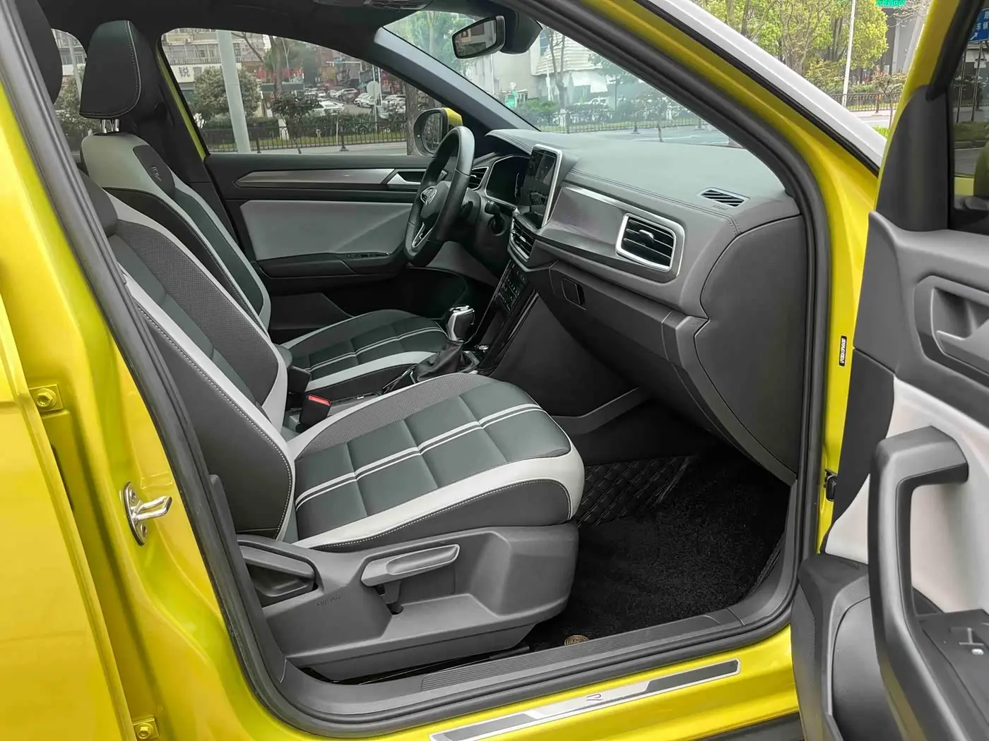 Volkswagen T-ROC 2023 — Photo 12/20