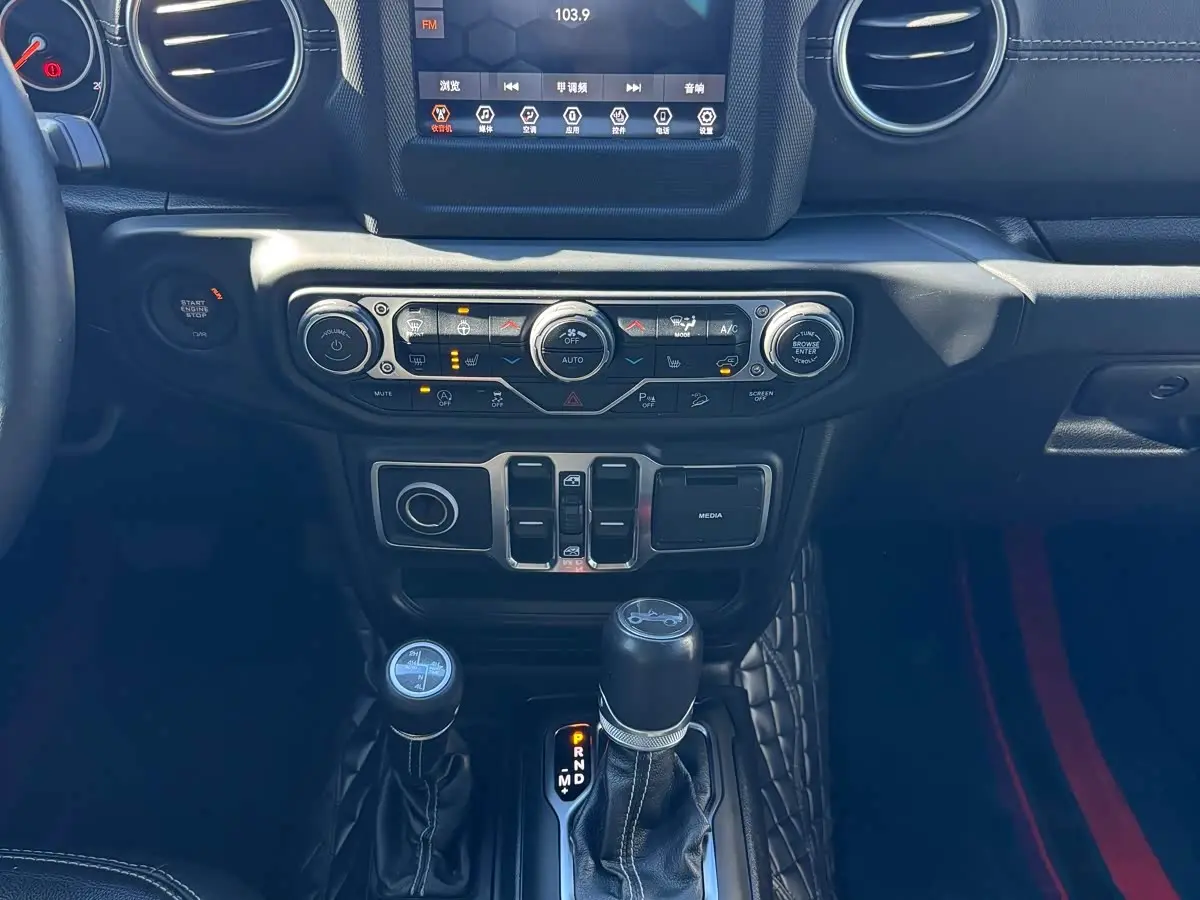 Jeep Wrangler 2020 — Photo 20/20