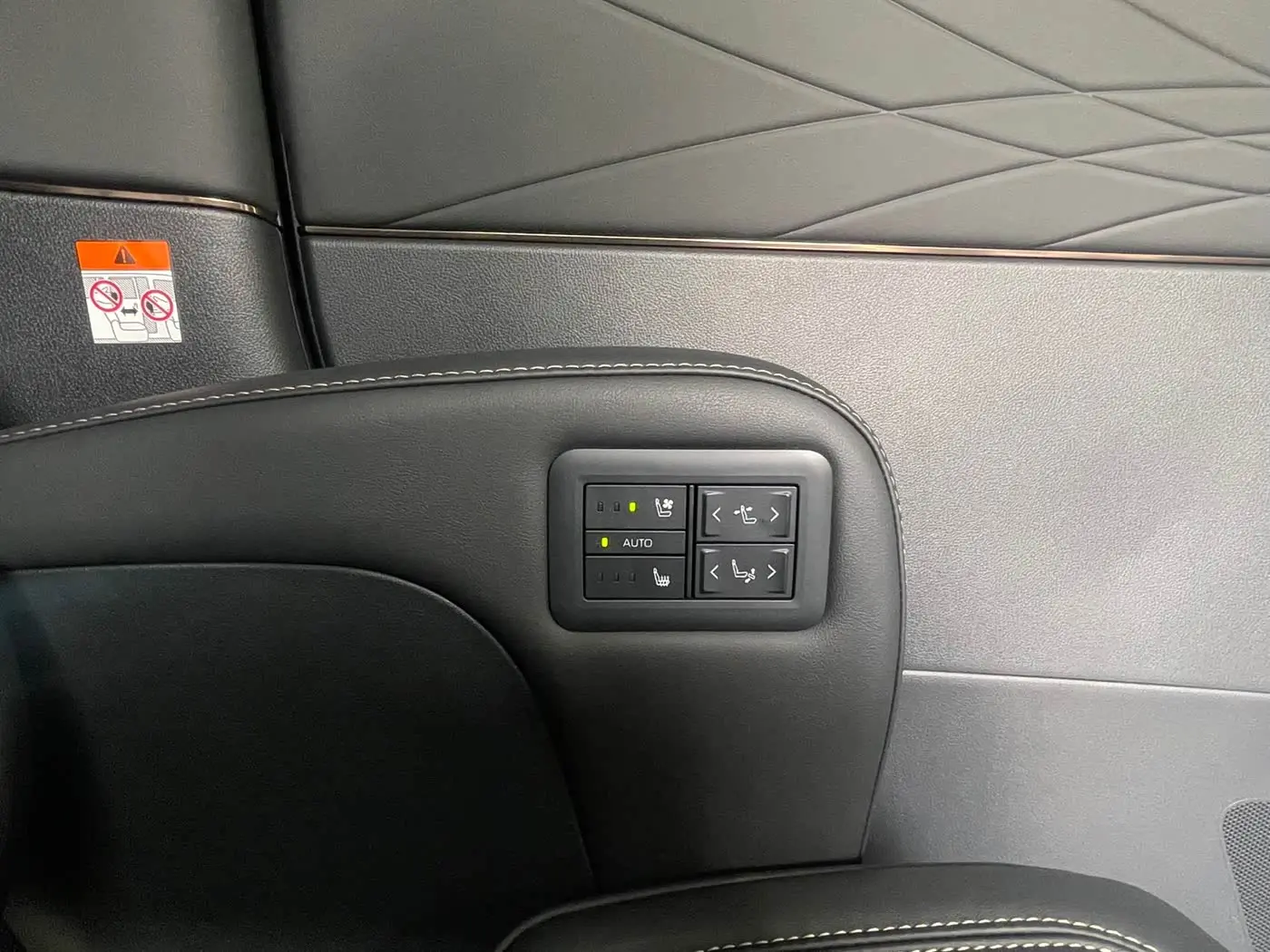 Toyota Alphard 2025 — Photo 13/14