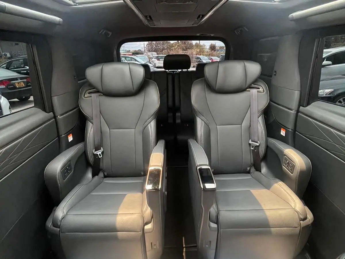 Toyota Alphard 2025 — Photo 14/14