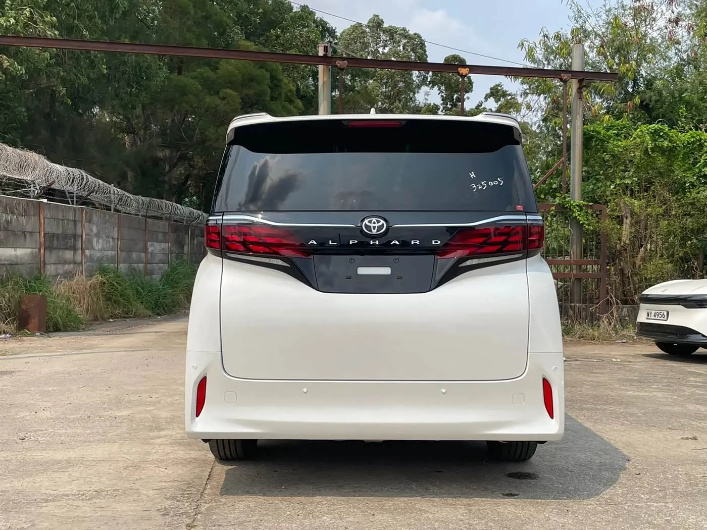 Toyota Alphard 2025 — Photo 5/14