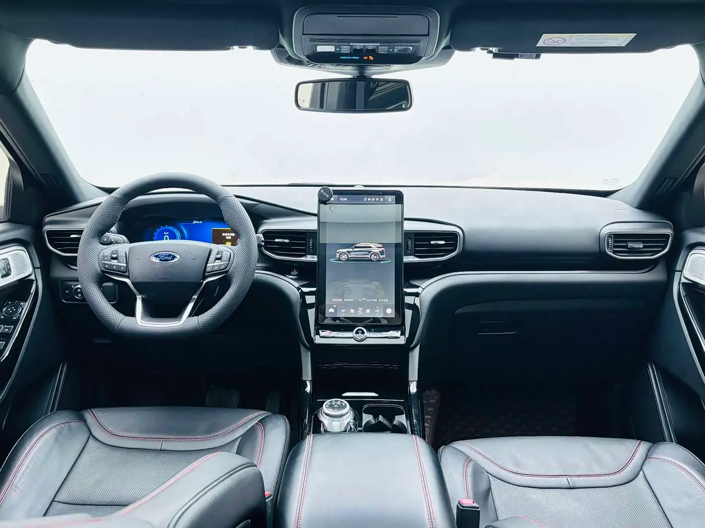 Ford Explorer 2021 — Photo 13/19