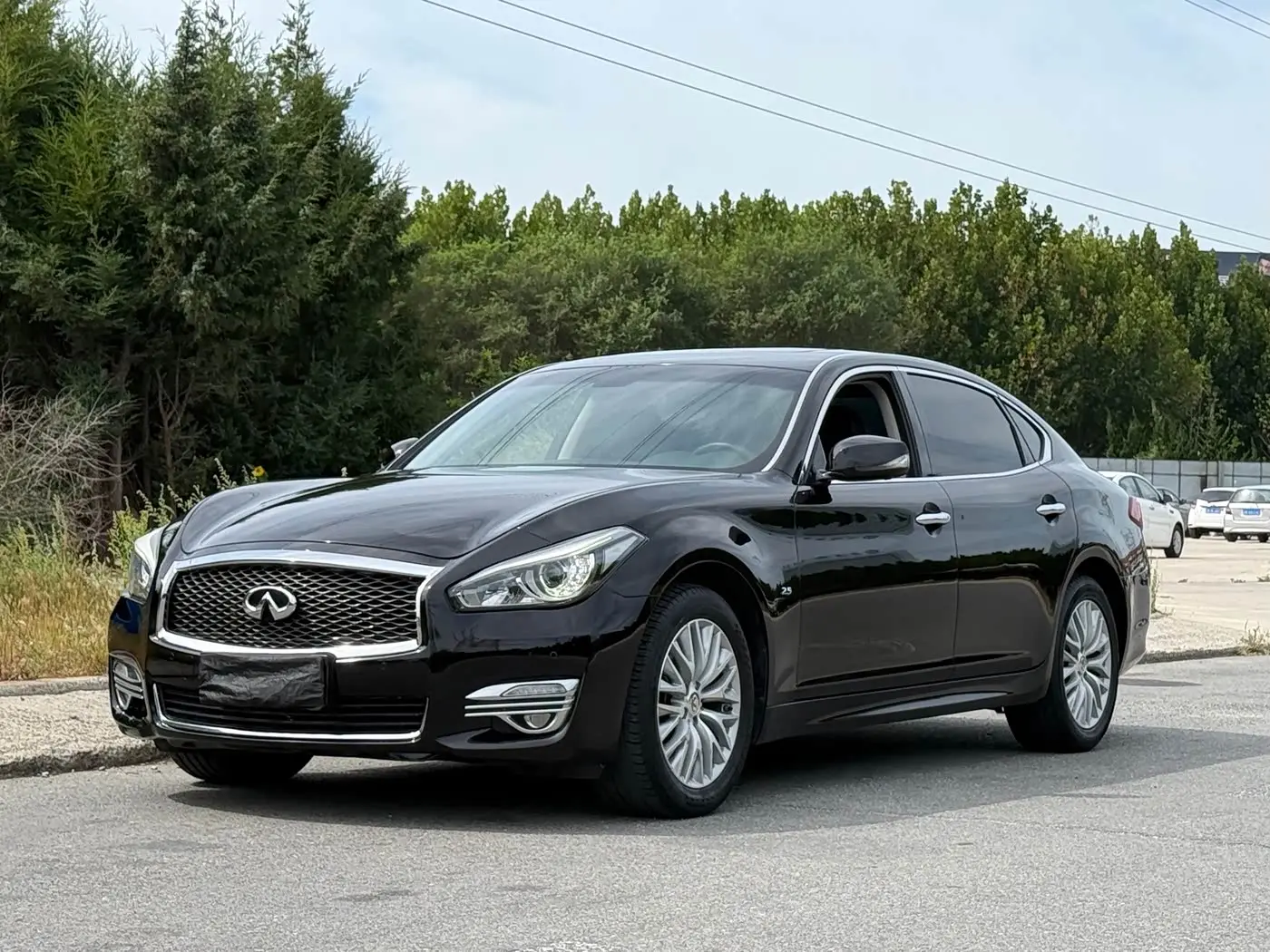 Infiniti Q70 2017 — Photo 1/14