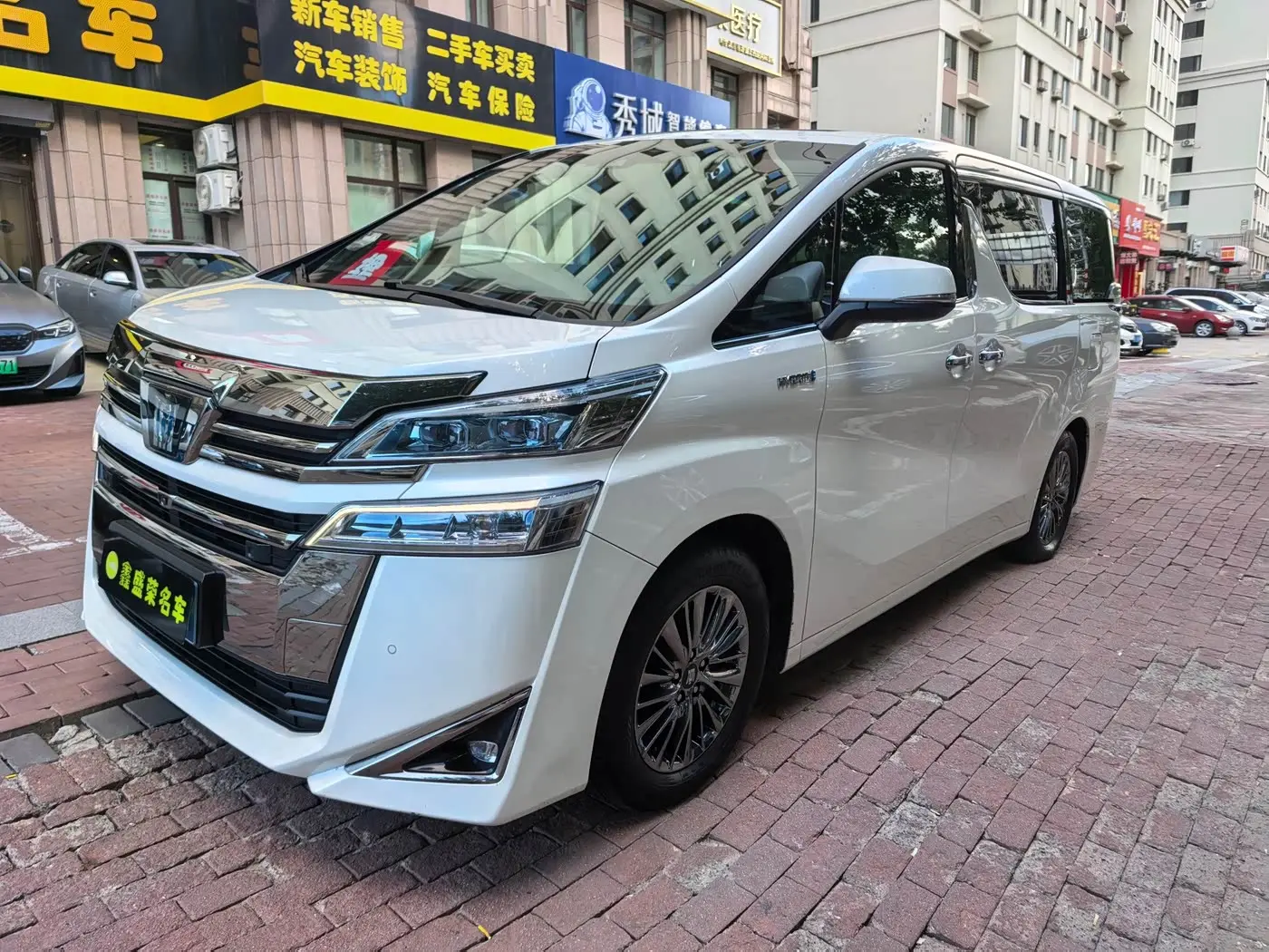 Toyota Vellfire 2022 — Photo 1/12