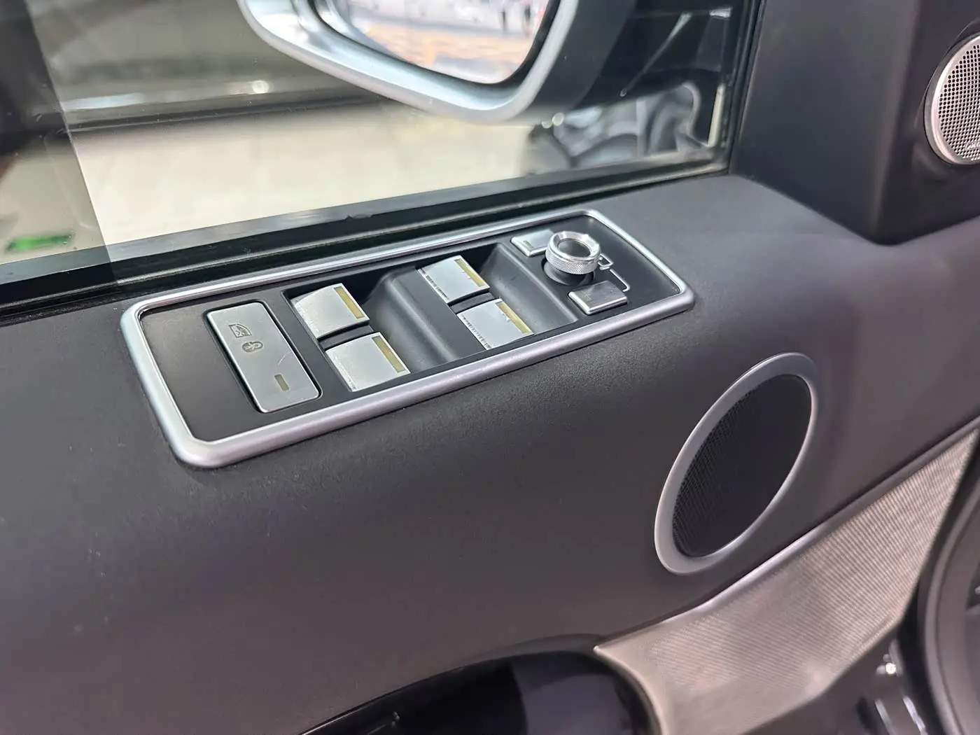 Land Rover Discovery 2018 — Photo 9/19