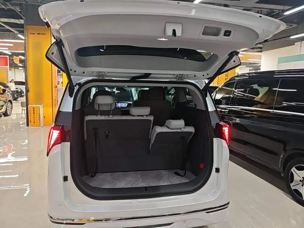 Buick GL8 2025 — Photo 19/20