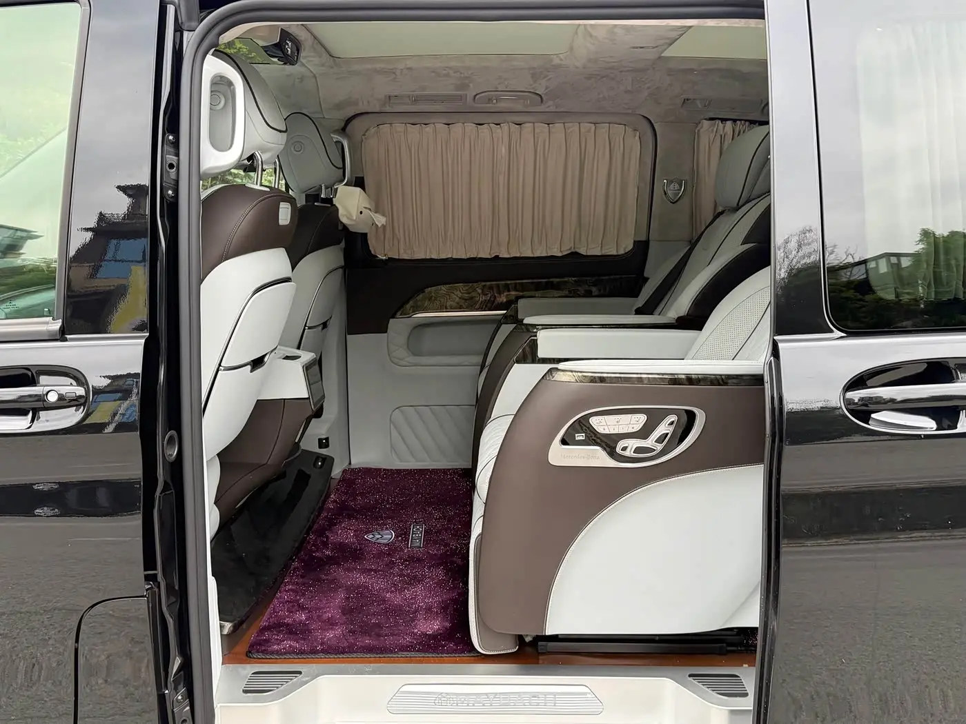 Mercedes-Benz V-Class 2022 — Photo 7/20