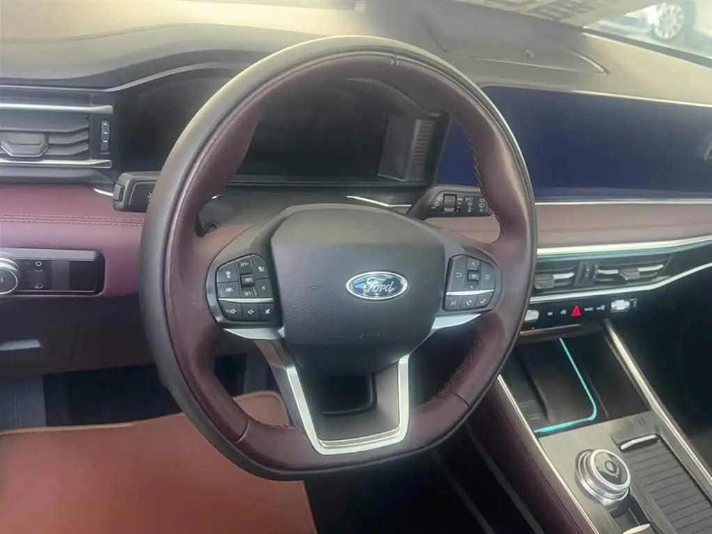 Ford Explorer 2023 — Photo 4/19