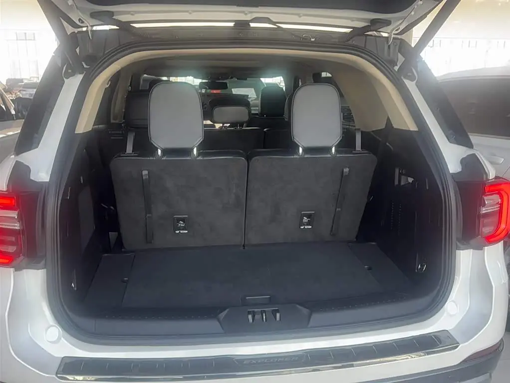 Ford Explorer 2023 — Photo 12/19