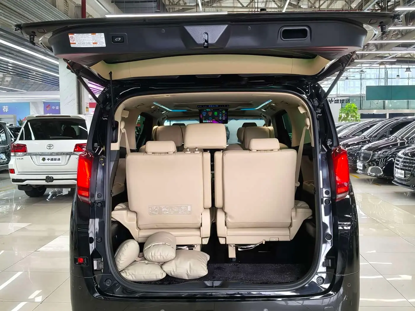 Toyota Alphard 2022 — Photo 10/12
