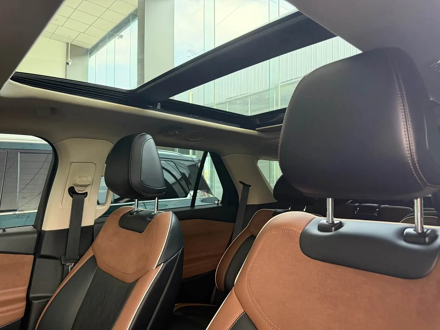 Ford Explorer 2024 — Photo 16/17