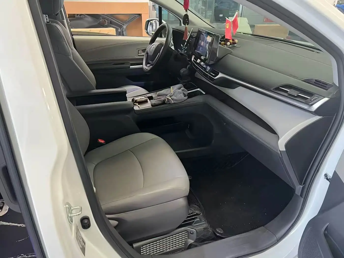 Toyota Granvia 2024 — Photo 5/9