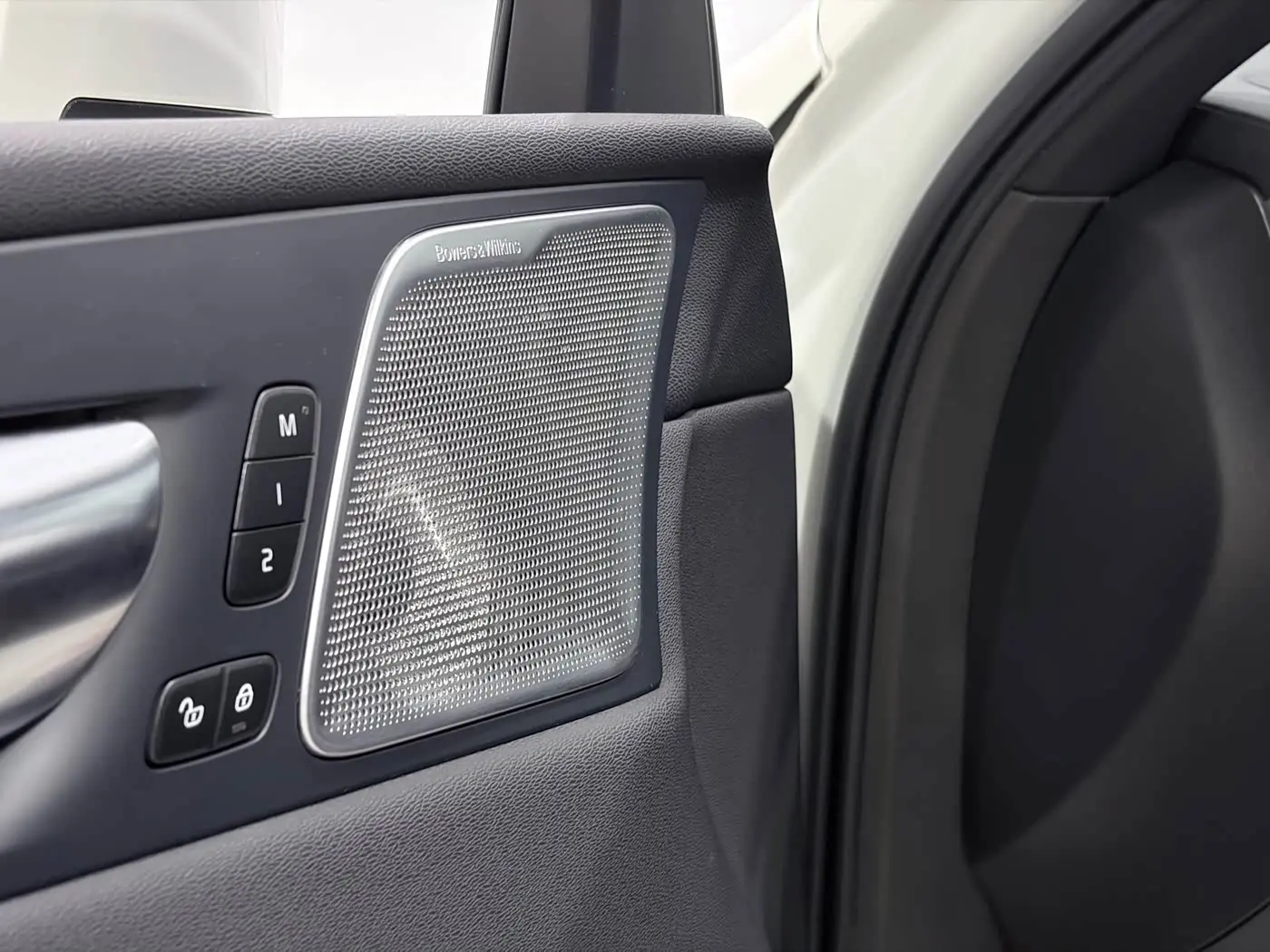 Volvo XC60 Plug-in Hybrid 2024 — Photo 14/20