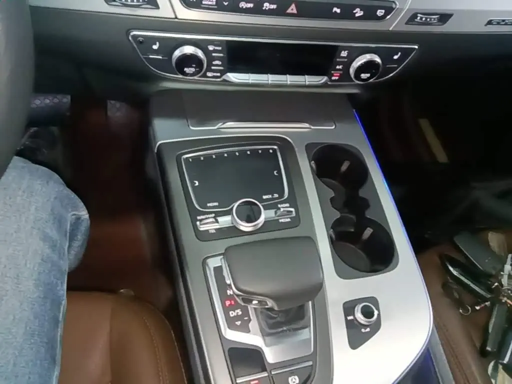 Audi Q7 2019 — Şəkil 14/20