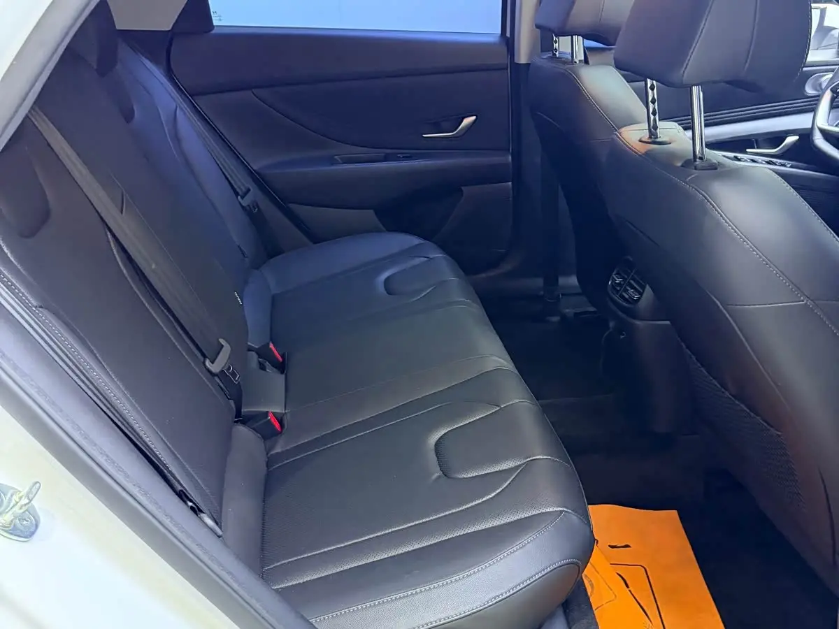 Hyundai Elantra 2023 — Фото 10/20